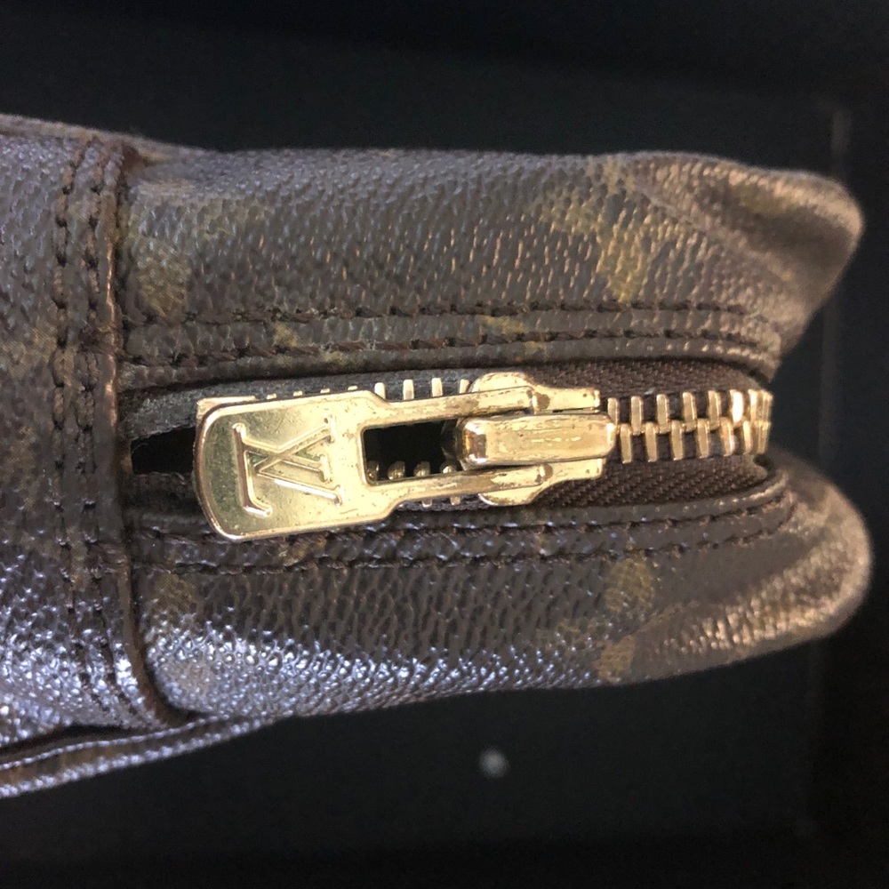 Sold off posh, Authentic Louis Vuitton tolietry 28 - Picture 4 of 7